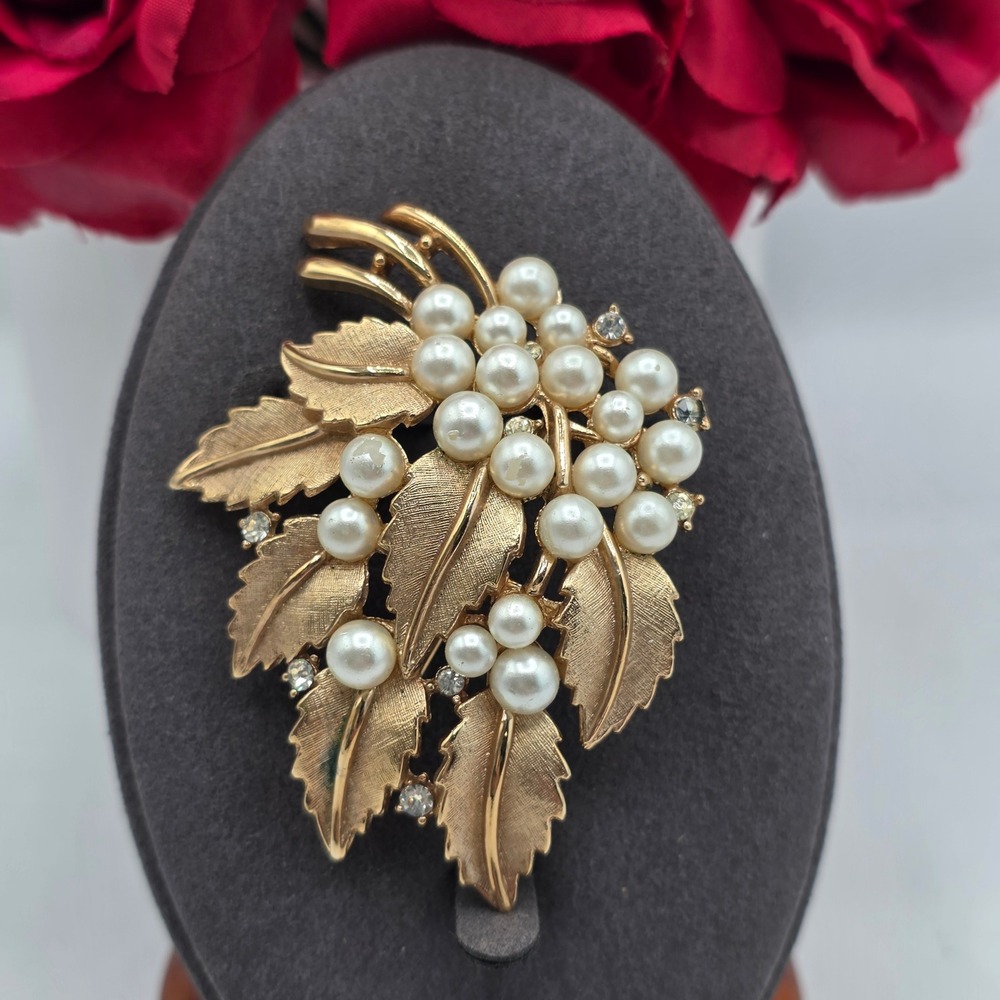 Vintage Crown Trifari Faux Pearl Rhinestone Gold Tone Leaf Brooch Pin Botanical